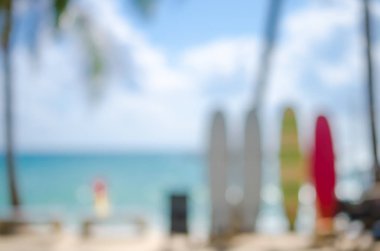 Tropik ada kum plaj arka plan üzerinde renkli sörf tahtası bulanıklık.