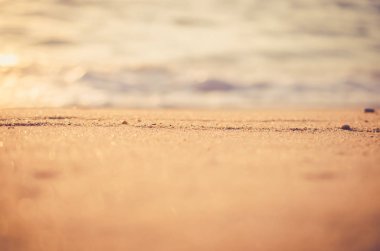 Tropikal günbatımı plaj ile bokeh güneş ışık dalga arka plan bulanıklık.