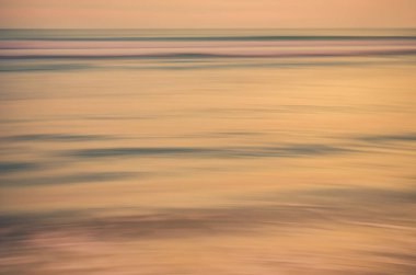 Tropikal günbatımı plaj ile bokeh güneş ışık dalga arka plan bulanıklık.