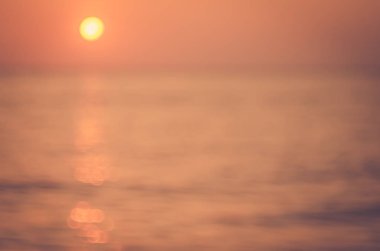 Tropikal günbatımı plaj ile bokeh güneş ışık dalga arka plan bulanıklık.