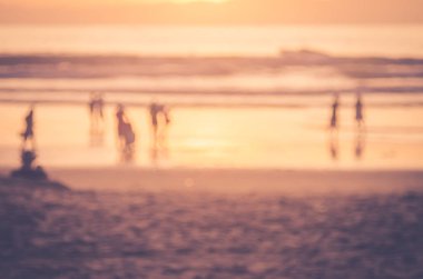 Bulanıklık insanlar sakin tropikal sunset Beach bokeh güneş ışık dalga arka plan ile.