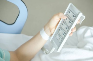 Otomatik yatak denetimini kullanarak hasta el kadar kapatın.