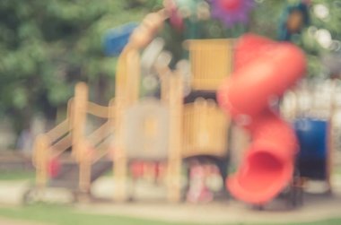 Renkli oyun alanında doğa yeşil park arka plan bulanıklık.