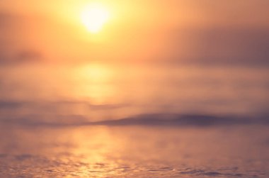 Tropikal günbatımı plaj ile bokeh güneş ışık dalga arka plan bulanıklık.