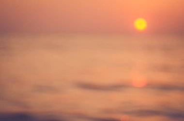 Tropikal günbatımı plaj ile bokeh güneş ışık dalga arka plan bulanıklık.