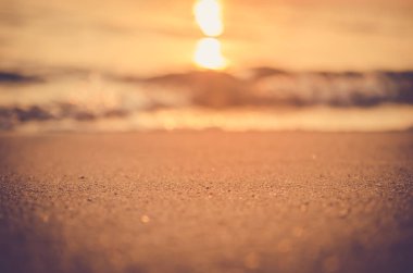 Tropikal günbatımı plaj ile bokeh güneş ışık dalga arka plan bulanıklık.