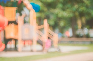 Renkli oyun alanında doğa yeşil park arka plan bulanıklık.