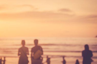 Bulanıklık insanlar sakin tropikal sunset Beach bokeh güneş ışık dalga arka plan ile.