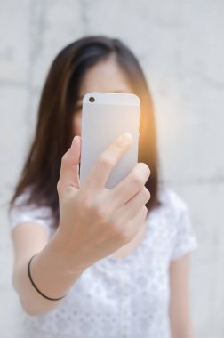 Kadın selfie veya alarak fotoğraf ile akıllı telefon.