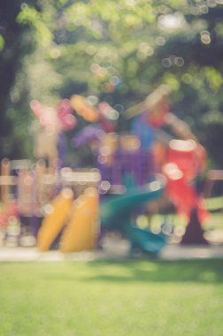 Renkli oyun alanında doğa yeşil park arka plan bulanıklık.