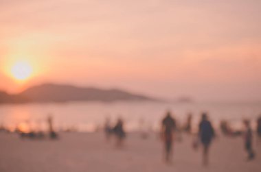 Bulanıklık insanlar sakin tropikal sunset Beach bokeh güneş ışık dalga arka plan ile.