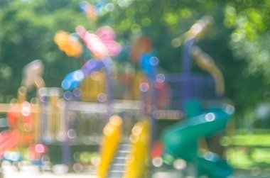 Renkli oyun alanında doğa yeşil park arka plan bulanıklık.