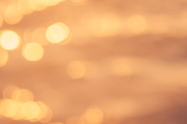 Tropikal plaj ve mavi gökyüzü beyaz bulut ile bokeh güneş ışık dalga arka plan bulanıklık.