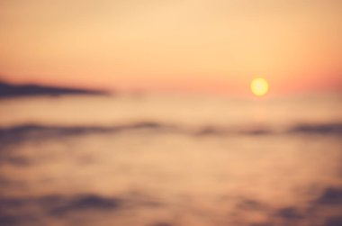 Tropikal günbatımı plaj ile bokeh güneş ışık dalga arka plan bulanıklık. 