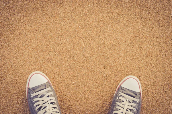 Туфли на песчаном пляже, селфи, концепция путешествий . — стоковое фото