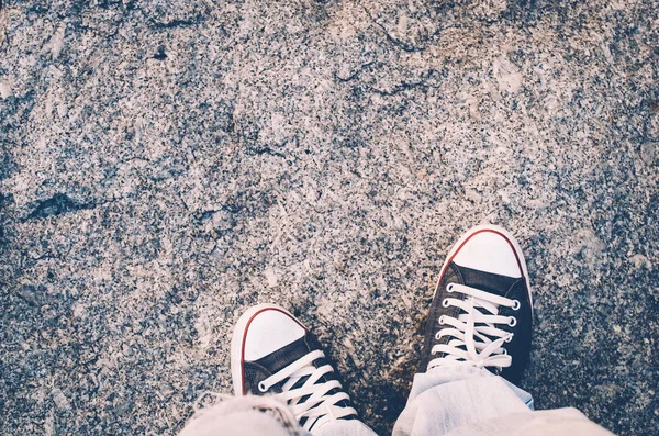 Вид сверху обуви и синей джинсы на улице, селфи, концепция путешествия . — стоковое фото