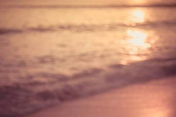 Пляж заходящего тропического заката с боке солнца световой волны абстрактный фон . — стоковое фото