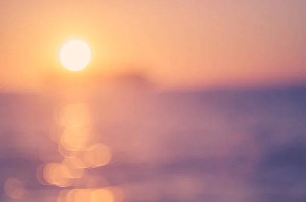 Verschwimmen tropischen Sonnenuntergang Strand mit Bokeh Sonne Licht Welle abstrakten Hintergrund. — Stockfoto