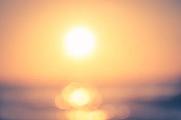 Verschwimmen tropischen Sonnenuntergang Strand mit Bokeh Sonne Licht Welle abstrakten Hintergrund. — Stockfoto