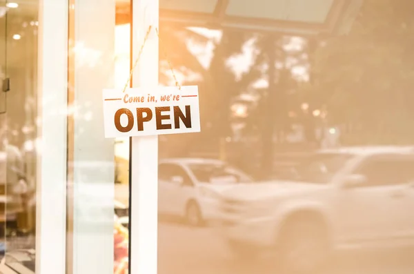 Panneau ouvert large à travers le verre de la porte dans le café . — Photo