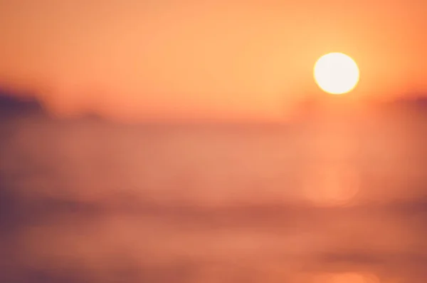 Verschwimmen tropischen Sonnenuntergang Strand mit Bokeh Sonne Licht Welle abstrakten Hintergrund. — Stockfoto