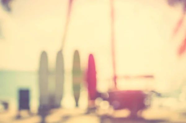 Размытая красочная доска для серфинга на тропическом песчаном острове на абстрактном фоне . — стоковое фото