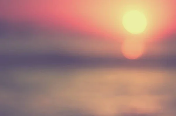 Verschwimmen tropischen Sonnenuntergang Strand mit Bokeh Sonne Licht Welle abstrakten Hintergrund. — Stockfoto