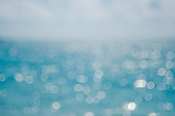 Blur praia tropical com bokeh sol onda de luz fundo abstrato . — Fotografia de Stock