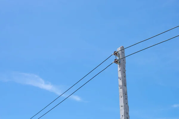 Ηλεκτρικός στύλος με μπλε φόντο ουρανού. — Φωτογραφία Αρχείου