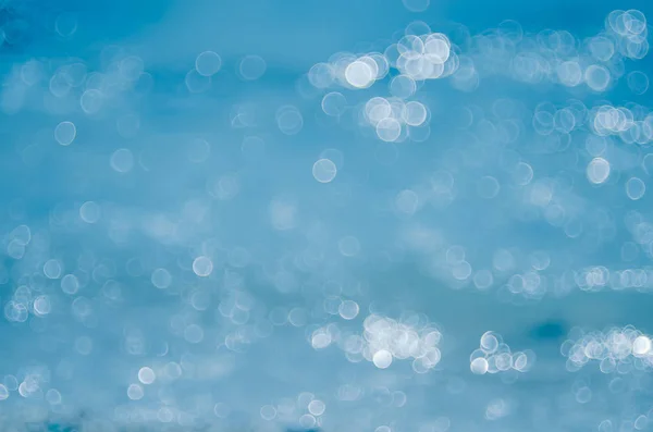 Sfocatura spiaggia tropicale con bokeh sole onda di luce sfondo astratto . — Foto Stock