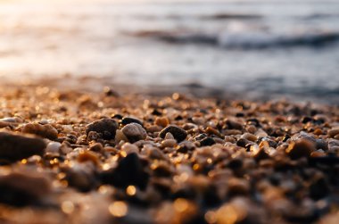 Tropikal günbatımı plaj ile bokeh güneş ışık kum arka plan bulanıklık. 