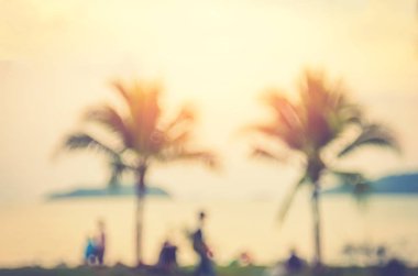 Bulanıklık insanlar sakin tropikal sunset Beach bokeh güneş ışık dalga arka plan ile.