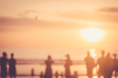 Bulanıklık insanlar sakin tropikal günbatımı plaj arka plan üzerinde.