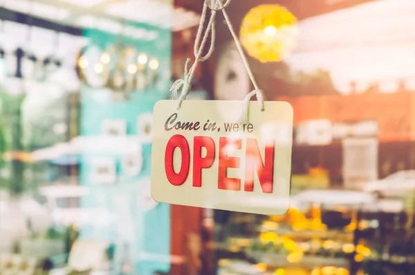 Segno aperto largo attraverso il vetro della porta nel caffè . — Foto Stock