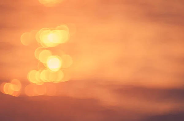 Verwischen Sonnenuntergang Strand mit Bokeh Sonne Licht Welle abstrakten Hintergrund. — Stockfoto