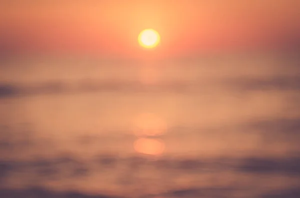 Θαμπάδα τροπική παραλία, ηλιοβασίλεμα bokeh ήλιο φωτός κύματα αφηρημένα φόντο. — Φωτογραφία Αρχείου