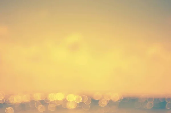 ぼかし熱帯ビーチと太陽光の波抽象的な背景のボケ味を持つ青い空白い雲. — ストック写真