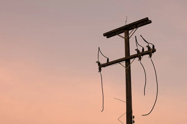 Kopierraum eines kaputten Strommasten auf dem Hintergrund des Sonnenuntergangs. — Stockfoto