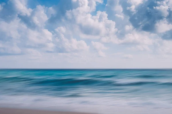 Bewegung verschwimmen tropischen Strand mit Bokeh Sonne Licht Welle abstrakten Hintergrund. — Stockfoto