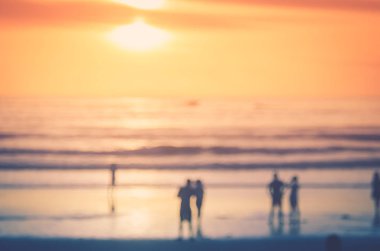 Bulanıklık insanlar sakin tropikal günbatımı plaj arka plan üzerinde.