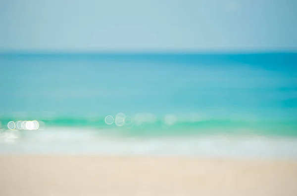 Blur playa tropical con el sol bokeh luz onda fondo abstracto . — Foto de Stock