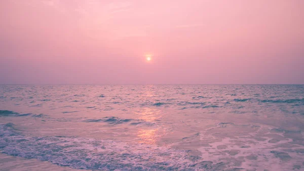 Yumuşak pastel renk tropikal günbatımı plaj. — Stok fotoğraf