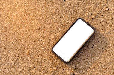 Kum plaj doku arka plan Akıllı telefon. Teknoloji ve seyahat doğa kavramının beyaz kopya alanı. Vintage sesi filtre renk stili.