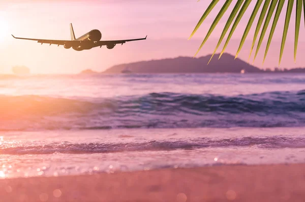 Airplane Flying Blur Tropical Beach Smooth Wave Sunset Sky Abstract — Stock Photo, Image