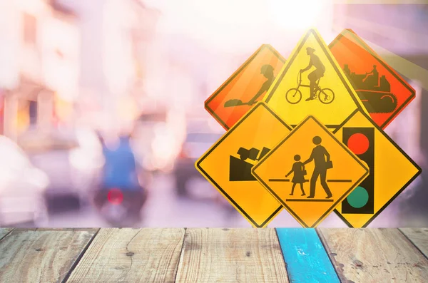 Uyarı Işareti Üzerinde Trafiği Kümesini Trafik Yol Renkli Bokeh Işık — Stok fotoğraf