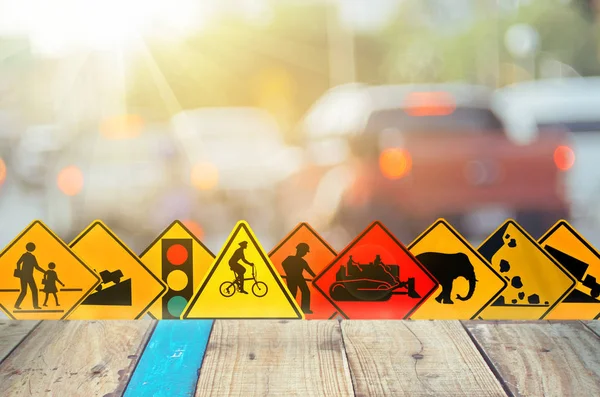 Uyarı Işareti Üzerinde Trafiği Kümesini Trafik Yol Renkli Bokeh Işık — Stok fotoğraf