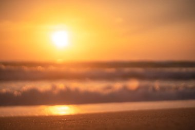 Yumuşak kum deniz kopyalama alanı ve günbatımı gökyüzü ve bulut soyut arka plan ile tropikal plaj bulanıklık.