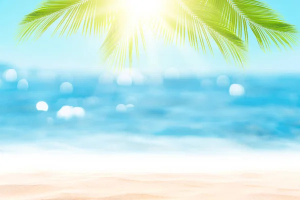 Prachtige natuur groene palmtak op tropisch strand met bokeh zon lichtgolf abstracte achtergrond vervagen. — Stockfoto