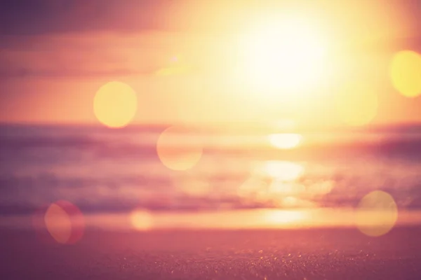 Kopie Raum von weichem Sand Meer und verschwimmen tropischen Strand mit Sonnenuntergang Himmel und Wolke abstrakten Hintergrund. — Stockfoto