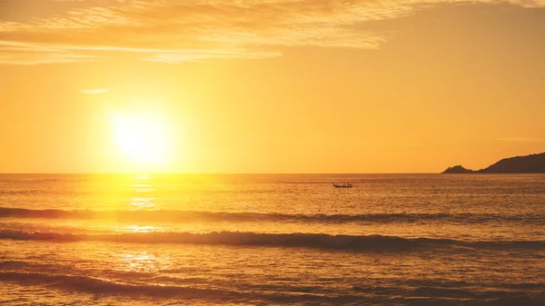 Tropisch strand met vloeiende golven en zonsondergang hemel abstracte achtergrond. — Stockfoto